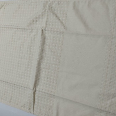 Toalha de mesa retangular bege com padrão quadriculado texturizado