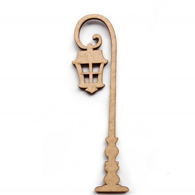 Poste de lampião decorativo em madeira clara sobre fundo branco