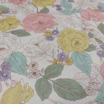 Tecido branco com padrão floral colorido em amarelo, rosa, lilás e verde