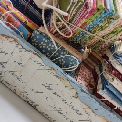 Conjunto de 9 tecidos WILMINGTON PRINTS "PATHWAYS" KAYE ENGLAND 2401A