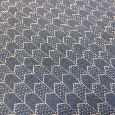 Tecido azul com padrão geométrico de quadrados e pontos brancos