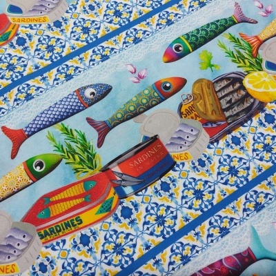 Tecido estampado com sardinhas coloridas e latas no padrão azul-amarelo