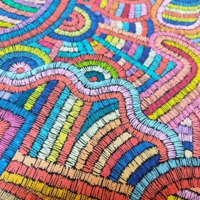 tecido bordado colorido com padrão abstrato e linhas curvas e retas