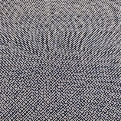 Tecido azul escuro com padrão de losangos bege