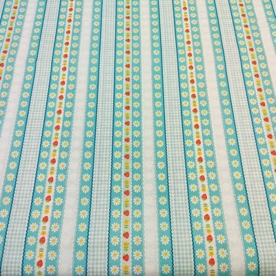 tecido com padrão de riscas azuis, margaridas brancas e flores pequenas coloridas