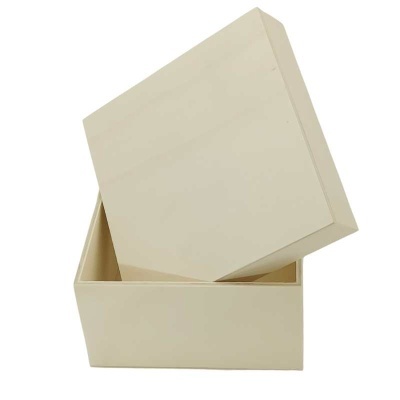 Caixa de madeira bege aberta com tampa inclinada