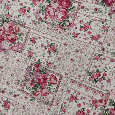 tecido com padrão floral rosa e verde em retângulos sobre fundo branco