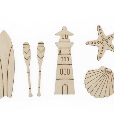Figuras em madeira de prancha, remos, farol, estrela do mar e concha