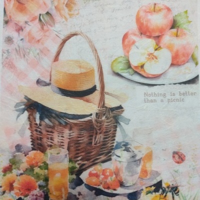 Cesta de piquenique em vime com chapéu e maçãs, flores e texto