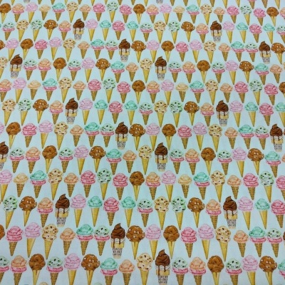 Papel com padrão de cones de gelado coloridos sobre fundo branco