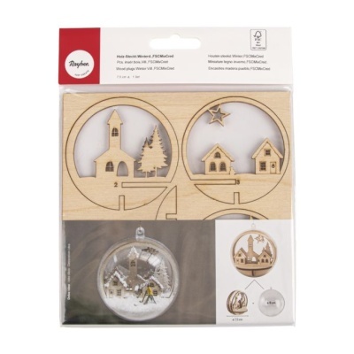 Decoração de Natal em madeira clara com desenhos de igreja e casas, embalagem de plástico e cartão vermelho e branco