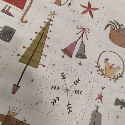 Tecido branco com padrão de ilustrações natalícias desenhadas em várias cores