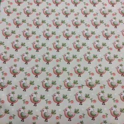 Tecido branco com padrão de pássaros rosa e verde