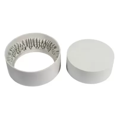 Discos brancos em plástico, um liso outro com dentes interiores.