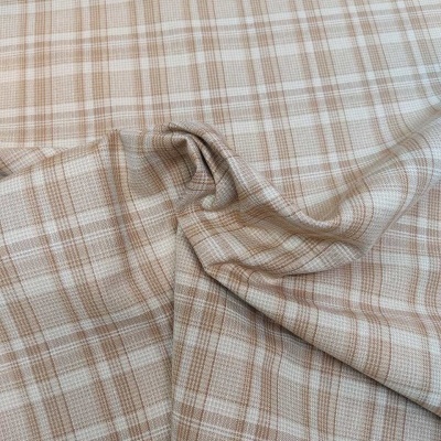 Tecido xadrez bege, branco e castanho com dobra no centro