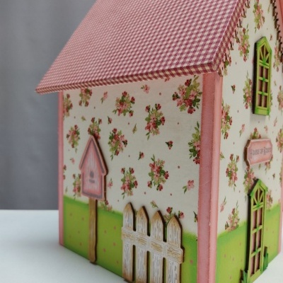 caixa decorativa em forma de casa com padrão xadrez e flores