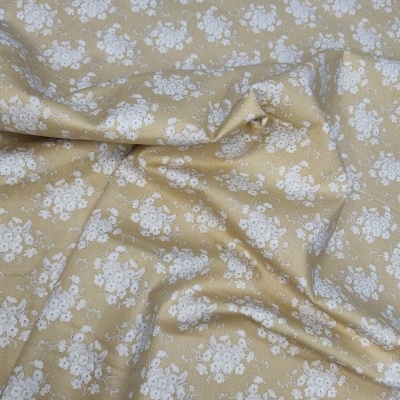 Tecido beige com padrão floral branco com dobras