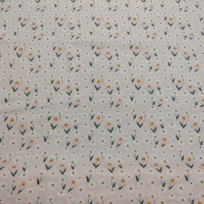 Tecido rosa claro com padrão de pequenas flores brancas e amarelas.