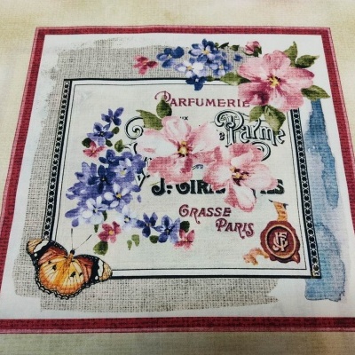 Detalhe de tecido estampado floral com texto e borboleta