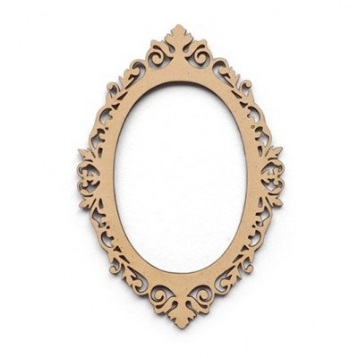 Moldura oval decorativa em madeira clara com padrão recortado ornamental