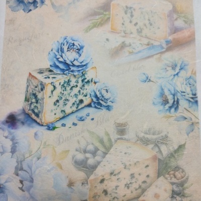 Ilustração artística de queijos azuis e flores azuis sobre fundo claro.