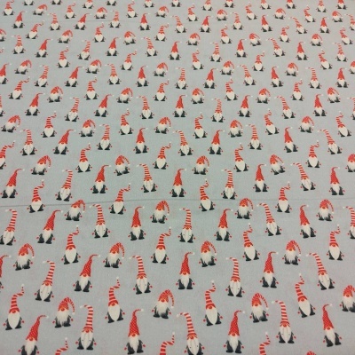 Tecido com padrão de pequenos duendes vermelhos e brancos sobre fundo cinza