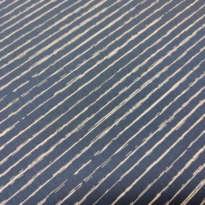 Tecido azul com riscas brancas finas e irregulares em diagonal
