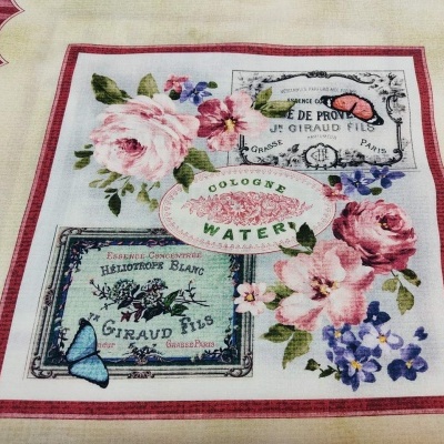 Tecido estampado com flores e etiquetas decorativas em francês, com moldura vermelha e bege