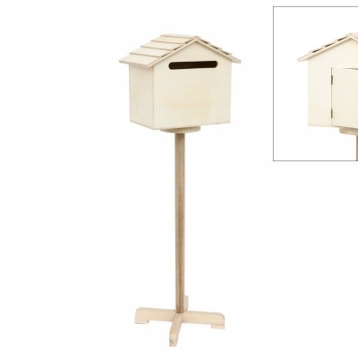 Caixa de correio em forma de casinha em madeira clara com suporte vertical