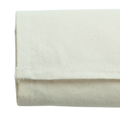 Pano de algodão cru dobrado com costura