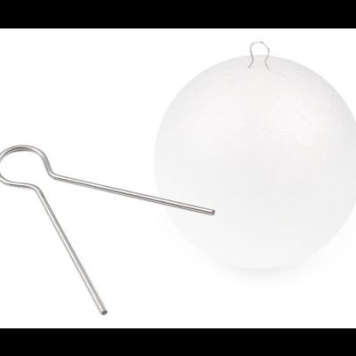 Bola de espuma branca com suporte metálico prateado