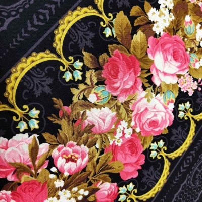 Tecido preto com padrão florido de rosas cor-de-rosa, branco e folhas castanhas e verdes