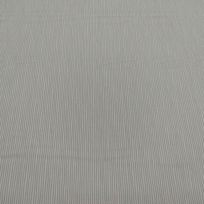Tecido cinzento claro com riscas pretas finas