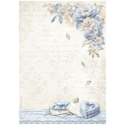 Papel decorativo vintage com flores azuis, caixas de presente e cartas sobre superfície de madeira azul clara