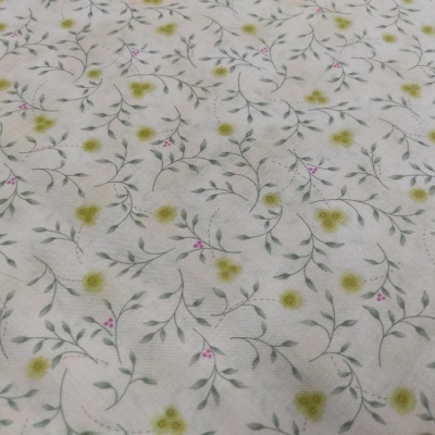 Tecido branco com padrão floral amarelo, verde e rosa