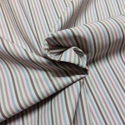 Tecido riscado colorido em azul, castanho e vinho sobre fundo branco