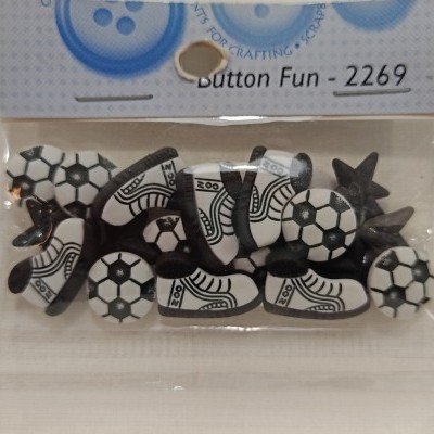 Botões de futebol e botinhas em pacote plástico com etiqueta Button Fun