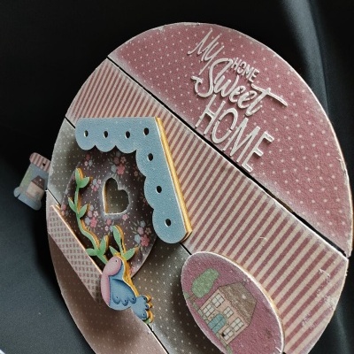 Placa decorativa redonda em madeira com texto 'My Home Sweet Home' e desenhos de casa e pássaro