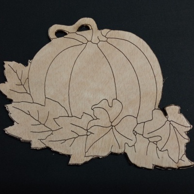 Decoração em madeira gravada com abóbora e folhas
