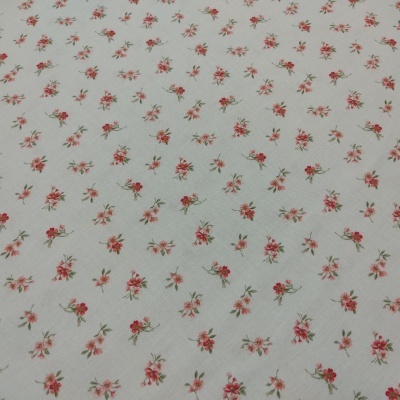 tecido branco com padrão floral vermelho e verde