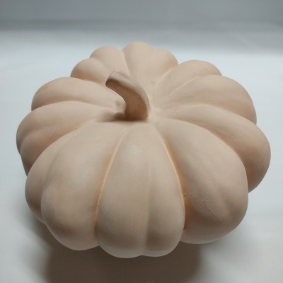 Abóbora decorativa bege clara em formato segmentado sobre fundo branco