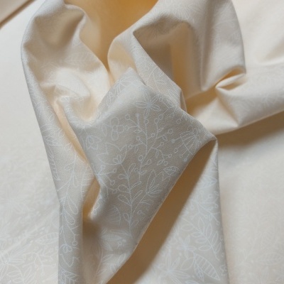 Tecido branco com padrão floral delicado