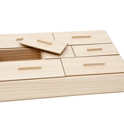 Caixa organizadora rectangular em madeira clara com várias gavetas e tampas móveis