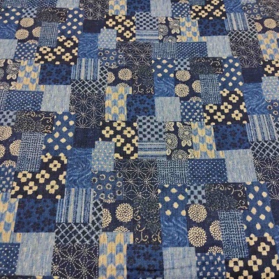 Tecido patchwork azul e bege com vários padrões