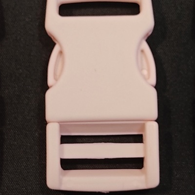 Fecho plástico branco para cinto 20 mm em fundo preto