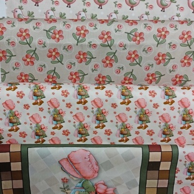 Panos de tecido com estampados de pássaros, flores e crianças em tons de rosa, verde e castanho