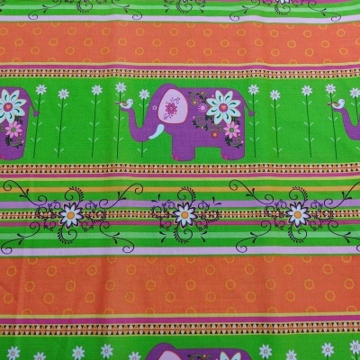 Tecido colorido com elefantes lilás e padrões florais