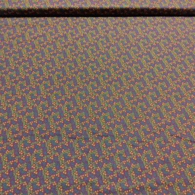 Rolo de tecido floral sobre superfície azul