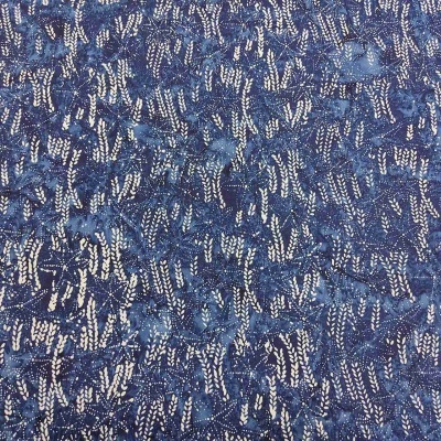 Tecido azul escuro com padrão floral branco e azul claro