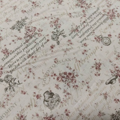 Tecido de algodão com padrão floral e textos decorativos em inglês
